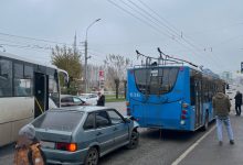 Photo of Столкновение троллейбуса и легковушки